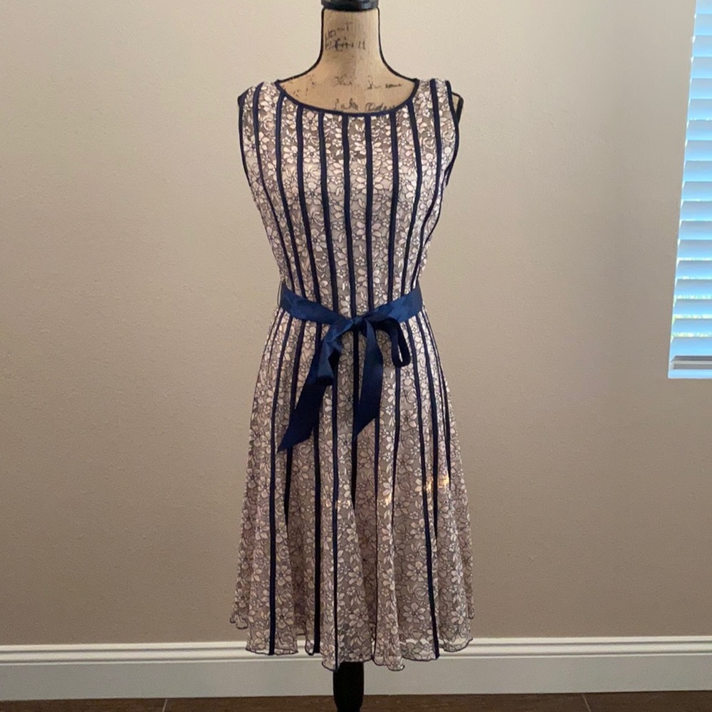 SLNY dress, knee length, floral lace